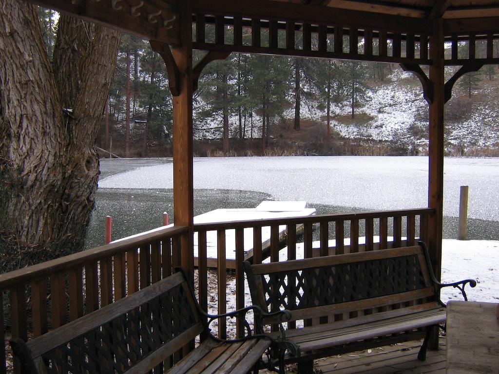 Rainbow Lake Castle Resort Princeton Bagian luar foto