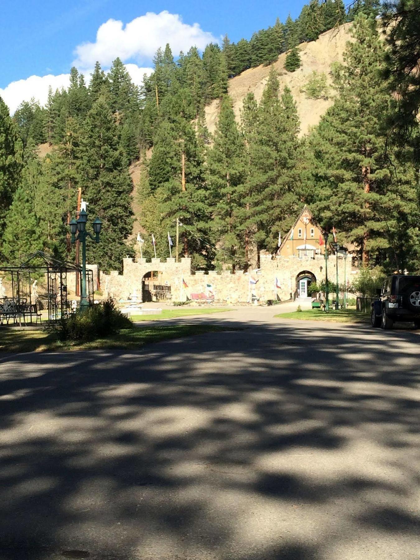Rainbow Lake Castle Resort Princeton Bagian luar foto
